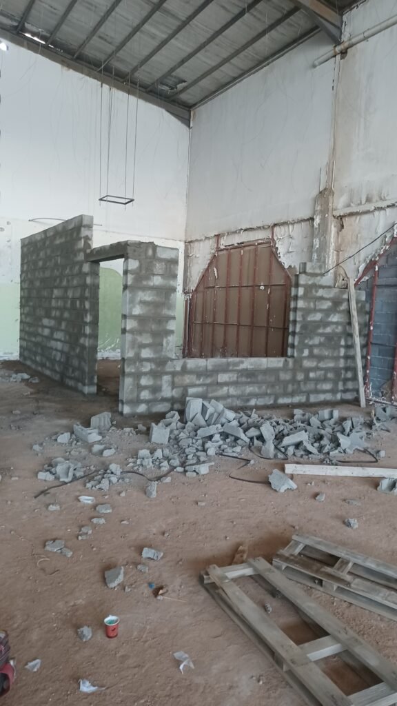 عمال مقاول تكسير وهدم يقومون بتكسير جدران خرسانية بطريقة آمنة واحترافية