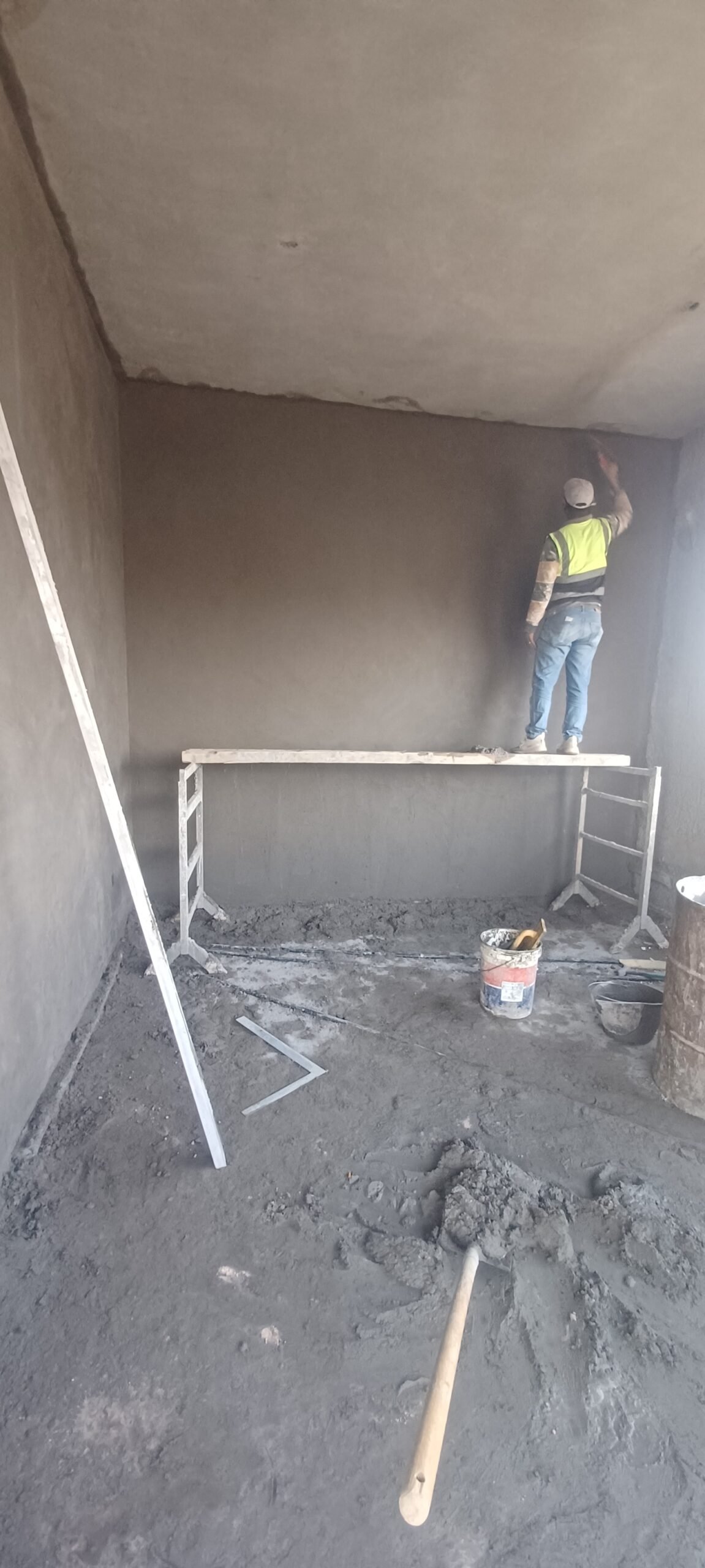 مقاول تلييس يقوم بتسوية الجدران الداخلية بدقة عالية في مشروع سكني