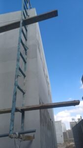 تنفيذ التشطيب الخارجي والواجهات للمباني بواسطة مقاول بناء محترف في خميس مشيط وأبها، بما يشمل الحجر، الطلاء، والعزل المائي والحراري.