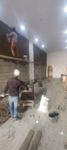 تلييس جدار داخلي باستخدام الأسمنت المقاوم في خميس مشيط