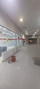 تنفيذ أعمال التشطيب الداخلي للمنزل أو المبنى بواسطة مقاول بناء محترف في خميس مشيط وأبها، بما يشمل الجدران، الأرضيات، والدهانات.