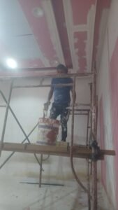 فني يقوم بفحص الشروخ والتصدعات في الجدران باستخدام أدوات قياس احترافية في أبها