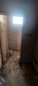 أفضل مبلط في خميس مشيط وأبها يقوم بتركيب البلاط باستخدام ميزان الليزر