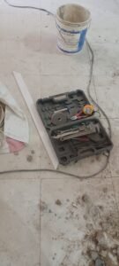 استخدام ميزان الليزر في تركيب البلاط لضمان الاستقامة في خميس مشيط