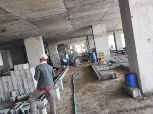 تنفيذ جدار بلوك ضمن أعمال البناء في أبها