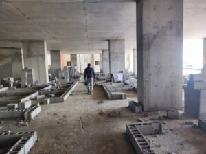 فريق العمل أثناء تنفيذ مشروع بناء في أبها