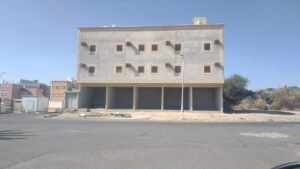 واجهة مبنى متعدد الطوابق ضمن أعمال البناء والتشطيب الخارجي